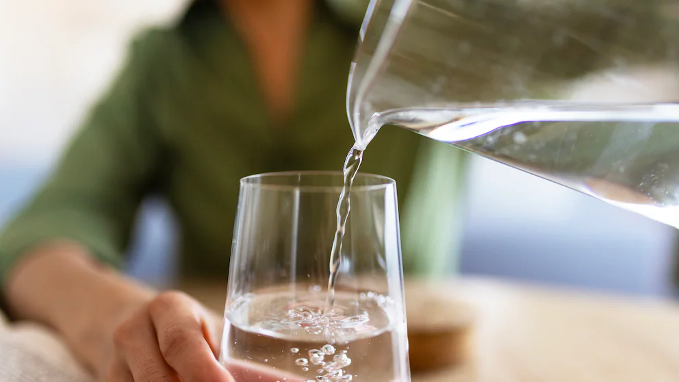 Forschende sagen, wie viel Wasser Sie wirklich am Tag trinken sollten