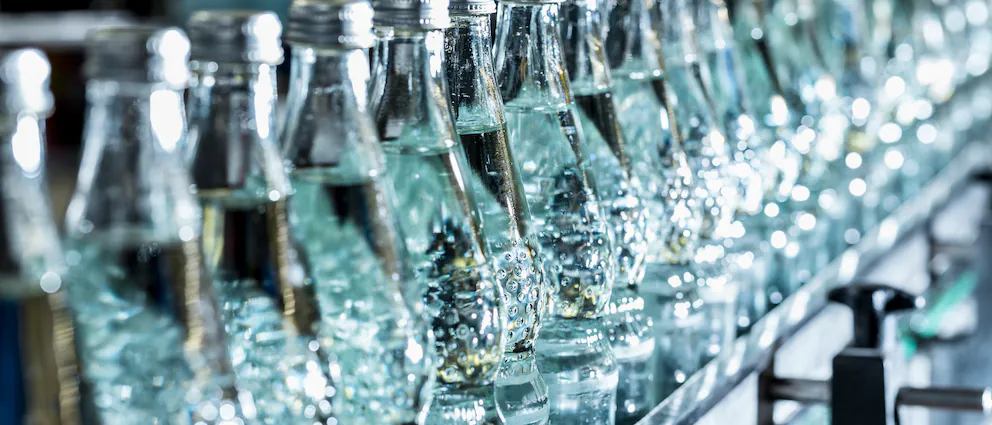 Getränke aus Glasflaschen enthalten oft mehr Mikroplastik als aus Plastikflaschen