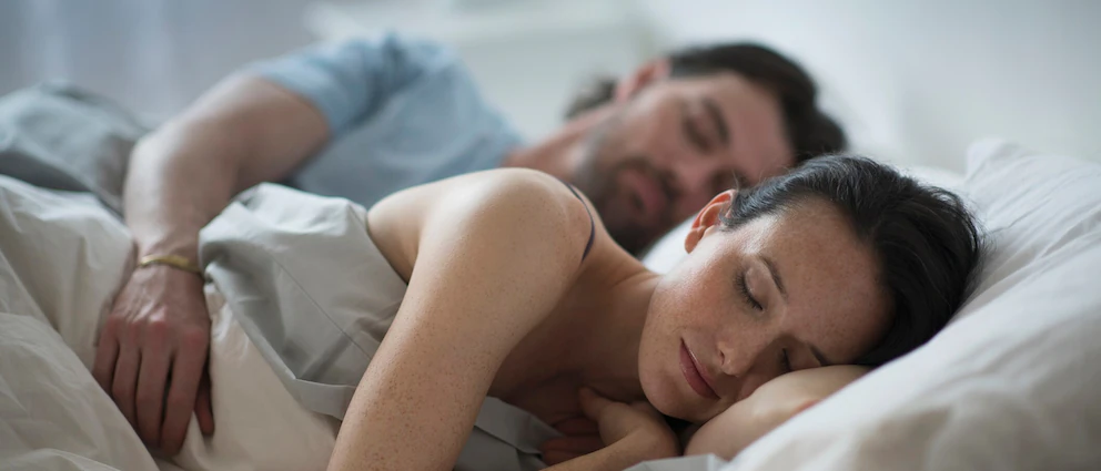 3 Kleidungsstücke sollten Sie nachts auf keinen Fall tragen